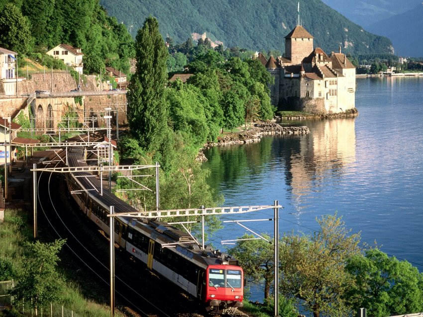 Фото достопримечательностей Швейцарии: Монтре. Железная дорога и вид на Шильонский замок 