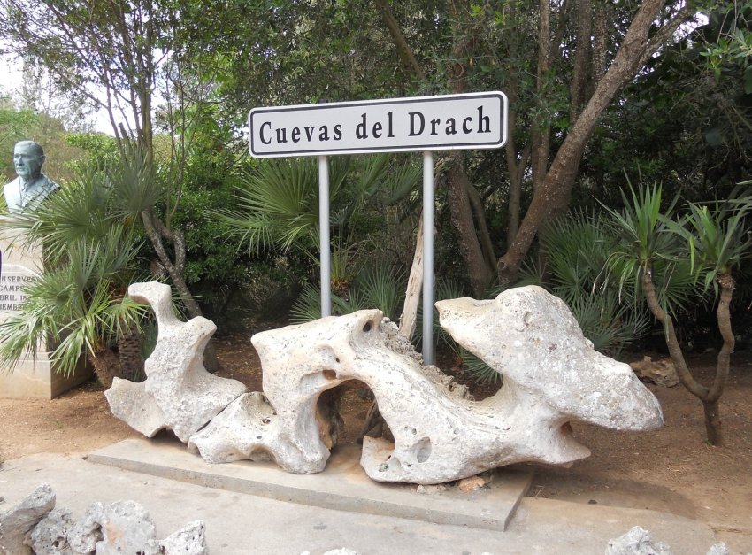 Фото достопримечательностей острова Майорка: Вход перед пещерой Дракона, Майорка