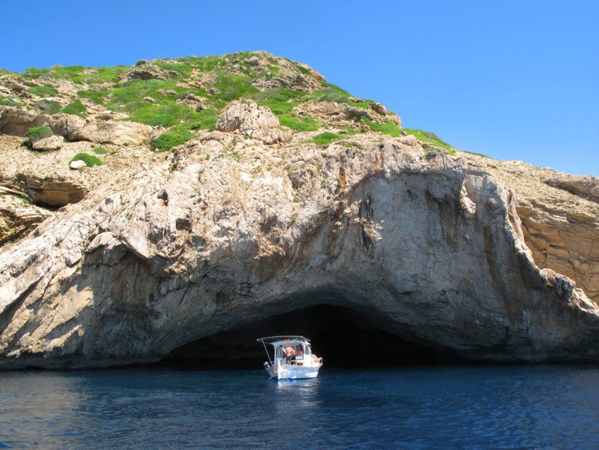 Фото достопримечательностей острова Майорка: Морская пещера вдоль побережья острова Майорка