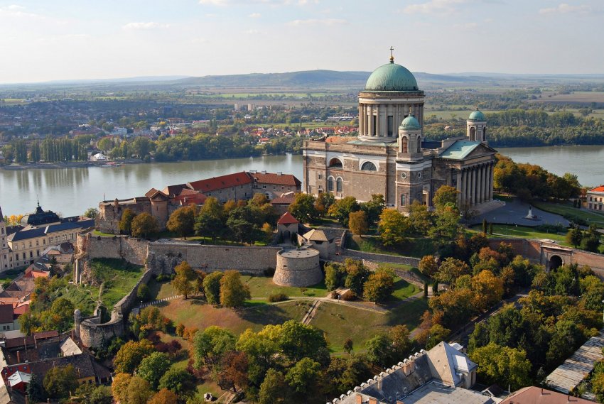 Фото достопримечательностей Венгрии: Эстергом (Esztergom) — один из самых старых и красивейших городов на излучине Дуная