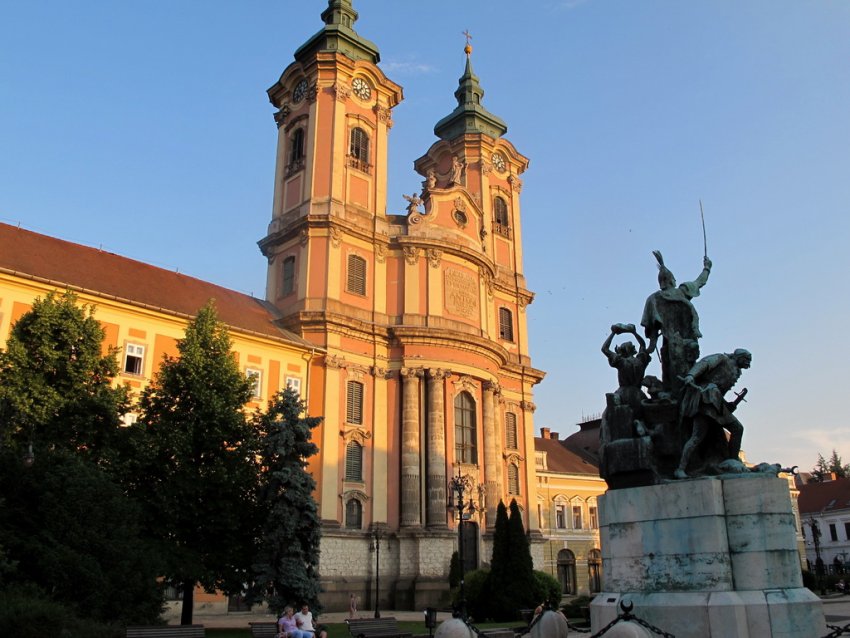 Фото достопримечательностей Венгрии: Эгер. Костел Св. Антония на центральной площади Иштвана Добо 