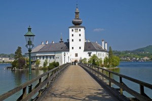 Мост, ведущий к озёрному замку Орт (Schloss Ort) (Австрия)