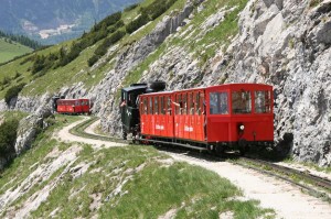 Поезд поднимает путешественников на высоту 1782 м. на гору Шафберг (Schafberg)
 (Австрия)