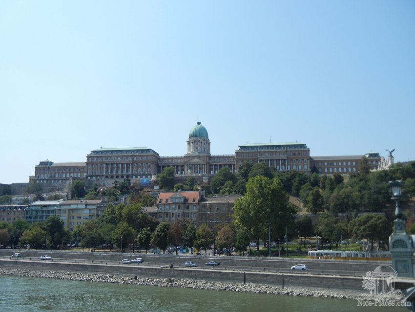 Фото достопримечательностей Будапешта: Королевский дворец в Будайской крепости. Вид с Цепного моста