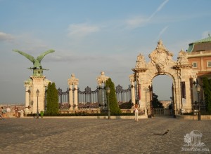 Ворота и статуя мифической птицы Туруль возле Королевского дворца (Будапешт)
