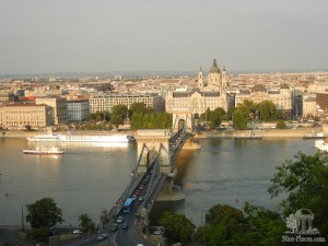 Вид на Цепной мост и базилику Св. Иштвана с обзорной площадки возле фуникулеров в Будайской крепости (Будапешт)