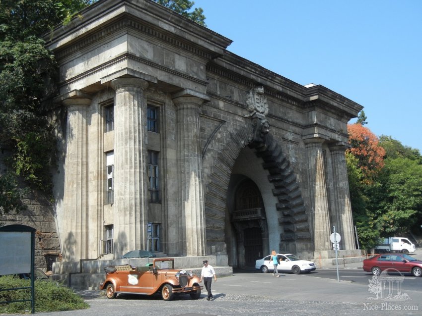 Фото достопримечательностей Будапешта: Триумфальная арка под Будайской крепостью