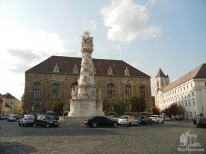 Чумная колонна на территории Будайской крепости (Будапешт)