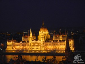 Вид на ночной парламент с галереи Рыбацкого бастиона (Будапешт)