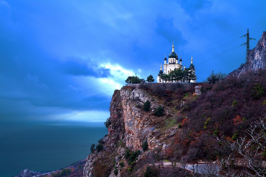 Фото достопримечательностей Крыма и ЮБК: Форосская церковь в сумерках