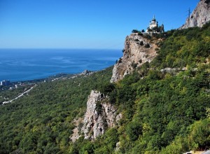 Замечательный вид на Форос и бескрайние морские дали открывается с Красной скалы высотой 400 м, на которой построена изящная Форосская церковь (Крым)