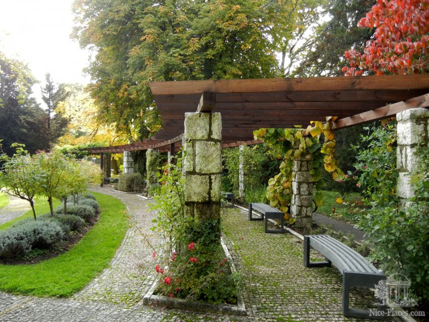 Фото достопримечательностей Словакии: Галерея для вьющихся растений. Здесь же и прекрасное место для отдыха