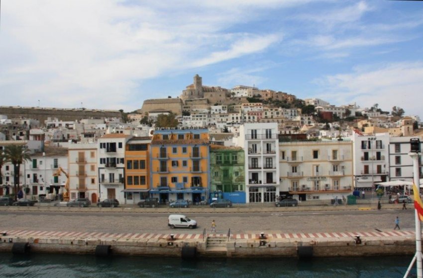 Фото достопримечательностей Испании: Остров Ибица. Вид на причал и город