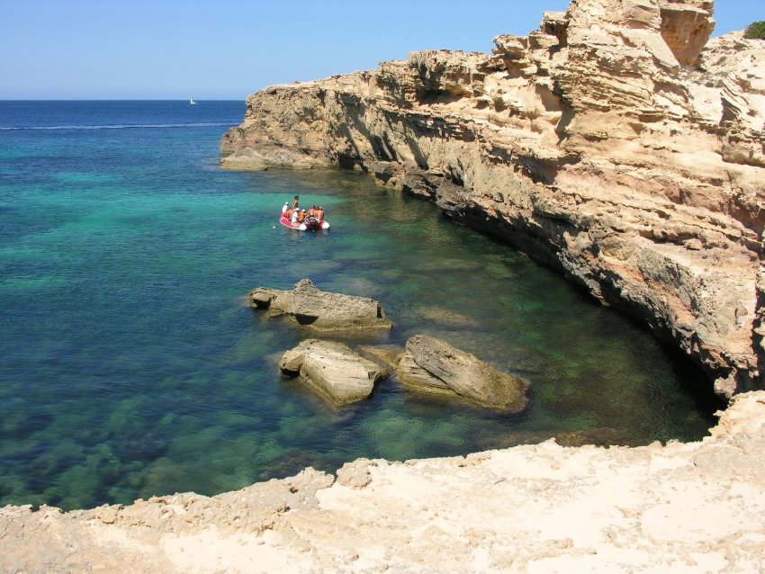 Фото достопримечательностей Испании: Остров Форментера. Punta de Sa Pedrera — комплекс бассейнов среди скал