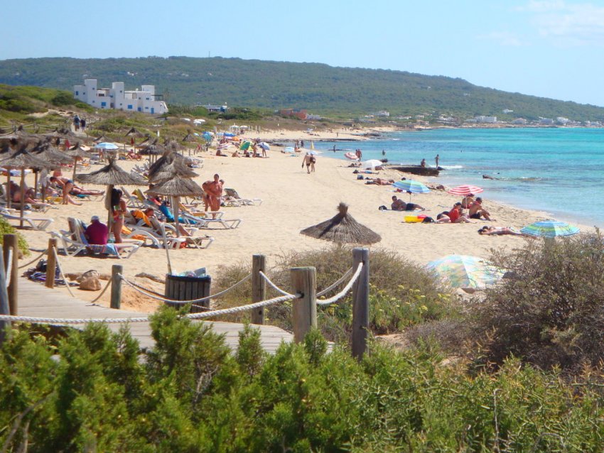 Фото достопримечательностей Испании: Пляж на острове Ферментора