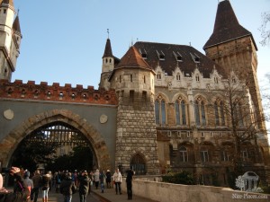 Ворота в замок Вайдахуняд (Будапешт)