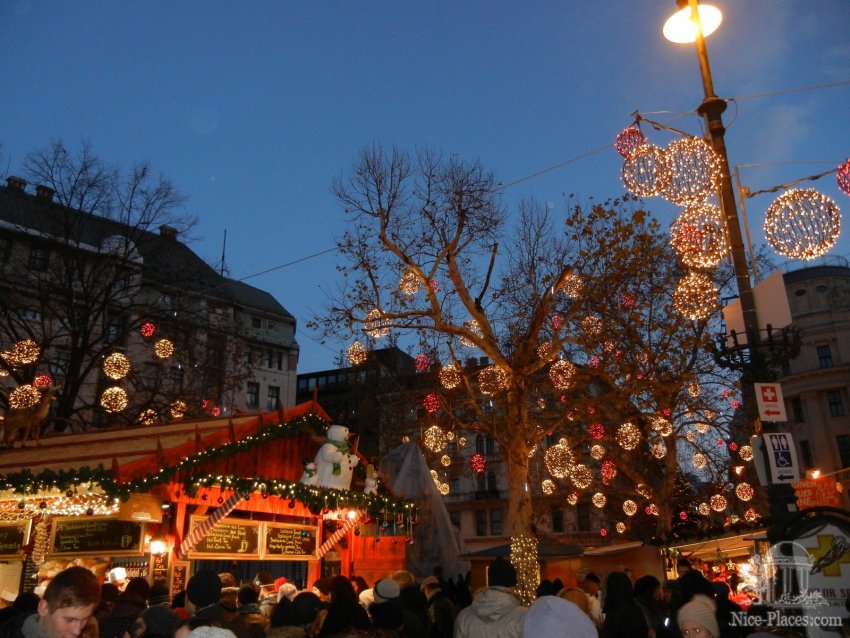 Фото достопримечательностей Будапешта: Рождественская подсветка площади V&#246;r&#246;smarty t&#233;r 