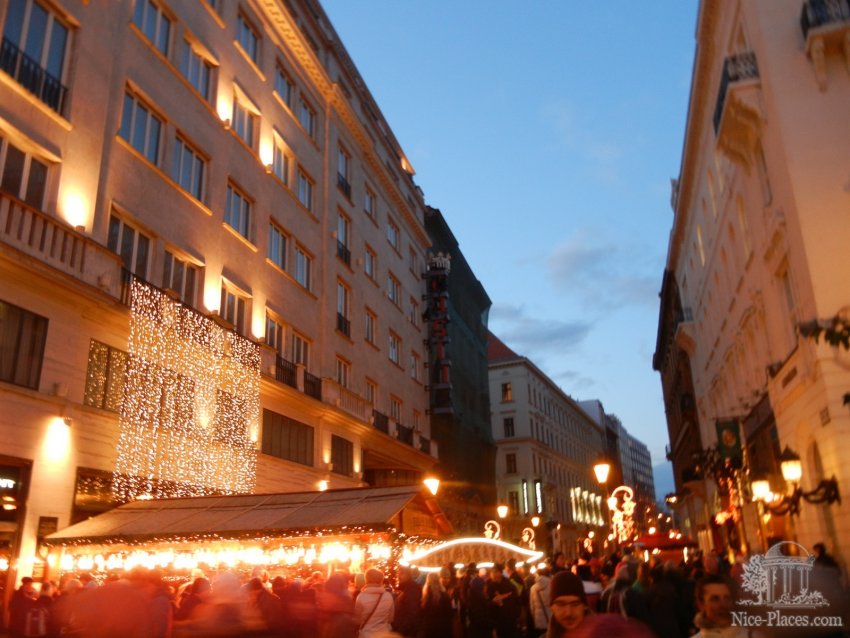 Фото достопримечательностей Будапешта: Вид на примыкающую к площади V&#246;r&#246;smarty t&#233;r улицу