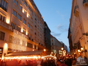 Вид на примыкающую к площади V&#246;r&#246;smarty t&#233;r улицу (Будапешт)