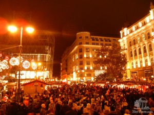 Вид на площадь V&#246;r&#246;smarty t&#233;r, где проходит самая посещаемая рождественская ярмарка Будапешта (Будапешт)