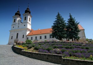 В Тиханьском бенедиктинском аббатстве Св. Аньоша, основанном венгерским королем Андрашом I в 1055г., царит покой, тишина и умиротворение.  (Венгрия)