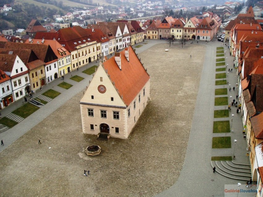Фото достопримечательностей Словакии: В центре площади Бардейова сохранилась уникальная ратуша 1511 года постройки