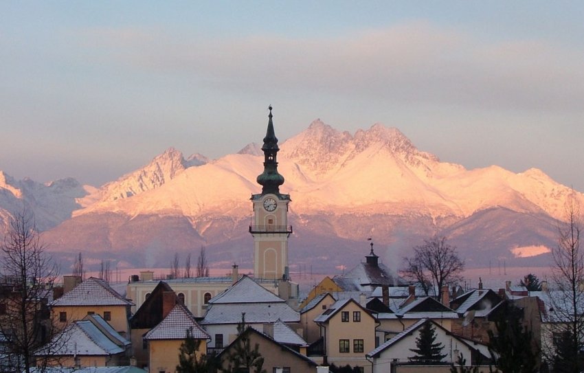Фото достопримечательностей Словакии: Панорама города Кежмарок на фоне высоких Татр