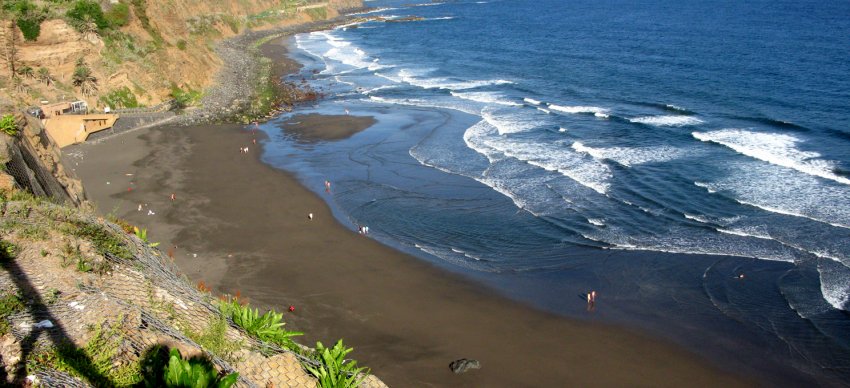 Фото достопримечательностей Испании: Пляж Playa de El Socorro с вулканическим черным песком на острове Тенерифе