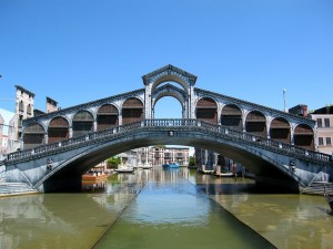 Венецианский мост Риальто в парке миниатюр в Римини (Италия)