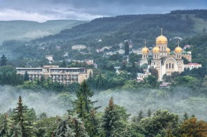 Вид с высоты курортного парка на Кисловодск (Кавказ и Черноморское побережье)
