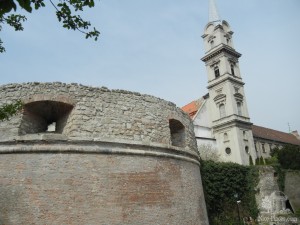 Каменные стены, опоясывающие старый город сохранились здесь с римской эпохи.  (Венгрия)