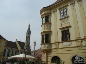 Дом Шторно на Главной площади Шопрона. На заднем плане Козий костел и Чумная колонна (Венгрия)