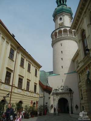 Пожарная башня с воротами верности, ведущими на Главную площадь (Венгрия)