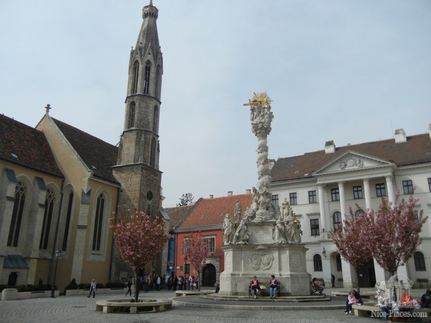Фото достопримечательностей Венгрии: Главная площадь Шопрона, слева Козий костел