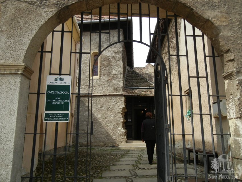 Фото достопримечательностей Венгрии: Вход в дворик Синагоги, здание сохранилось с 1379 года!