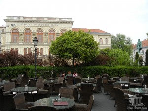 Столики элитной кондитерской на площади Сечени (Венгрия)
