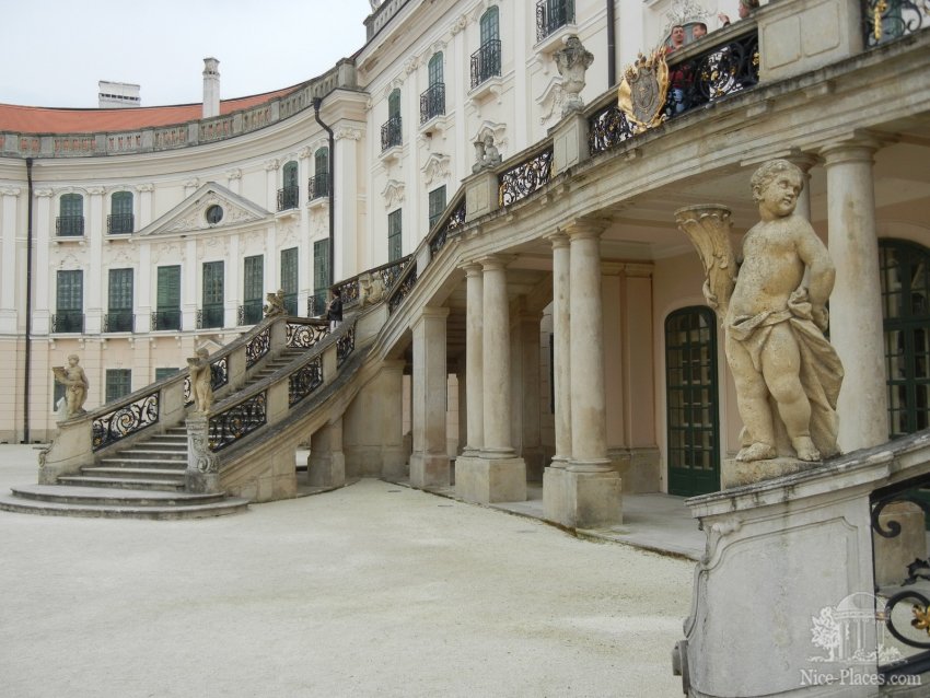 Фото достопримечательностей Венгрии: Шикарная лестница при главном фасаде замка Фертёд
