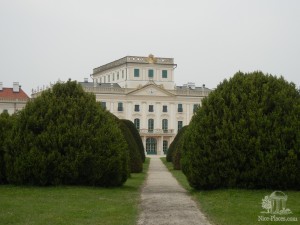 Замок Фертед со стороны парка (Венгрия)