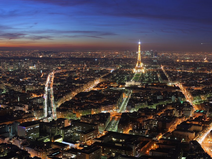 Фото достопримечательностей Парижа: Париж и башня с высоты самолета