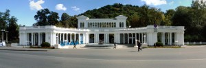 Колоннада при входе в курортный парк Кисловодска (Кавказ и Черноморское побережье)