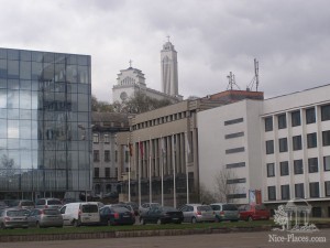 Современные административные здания Каунаса, на заднем плане возвышается церковь Вознесения (Прибалтика)