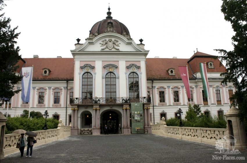 Фото достопримечательностей Венгрии: Главный фасад замка Гёдёллё (G&#246;d&#246;ll&#337;)