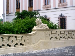 Каменные львы, охраняющие вход в замок (Венгрия)