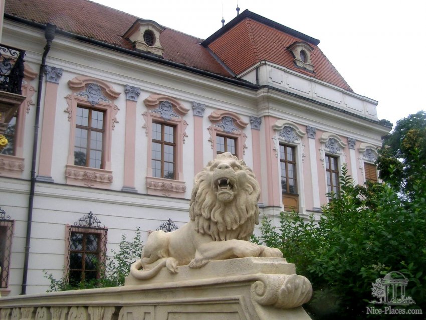 Фото достопримечательностей Венгрии: Каменные львы, охраняющие вход в замок