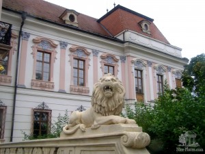 Каменные львы, охраняющие вход в замок (Венгрия)