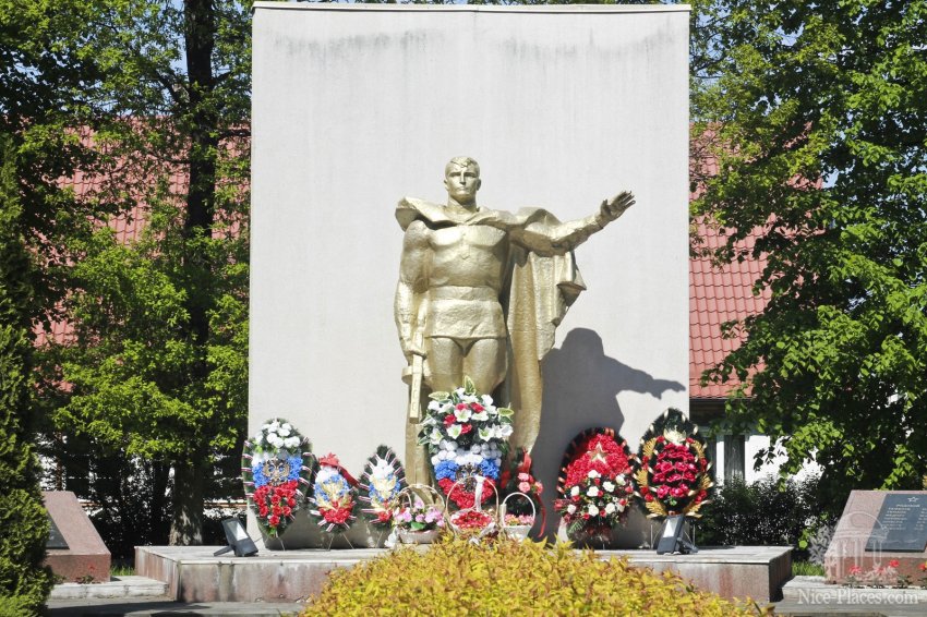 Фото достопримечательностей Европейской части России: Мемориал посвященный Второй Мировой Войне, находится в Янтарном на одном из центральных перекрестков. Кроме всего прочего данный мемориал является и братской могилой.