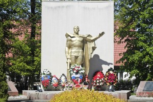 Мемориал посвященный Второй Мировой Войне, находится в Янтарном на одном из центральных перекрестков. Кроме всего прочего данный мемориал является и братской могилой. (Европейская часть России)