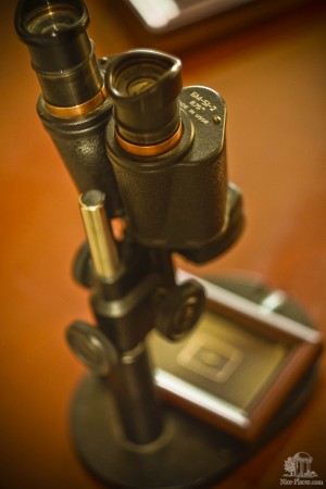 Этот микроскоп находится в Янтарном Замке на экспозиции, посвященной образу жизни в советское время. (Европейская часть России)