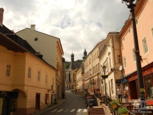 Банска Штявница - одна из улиц, ведущая к центру города (Словакия)