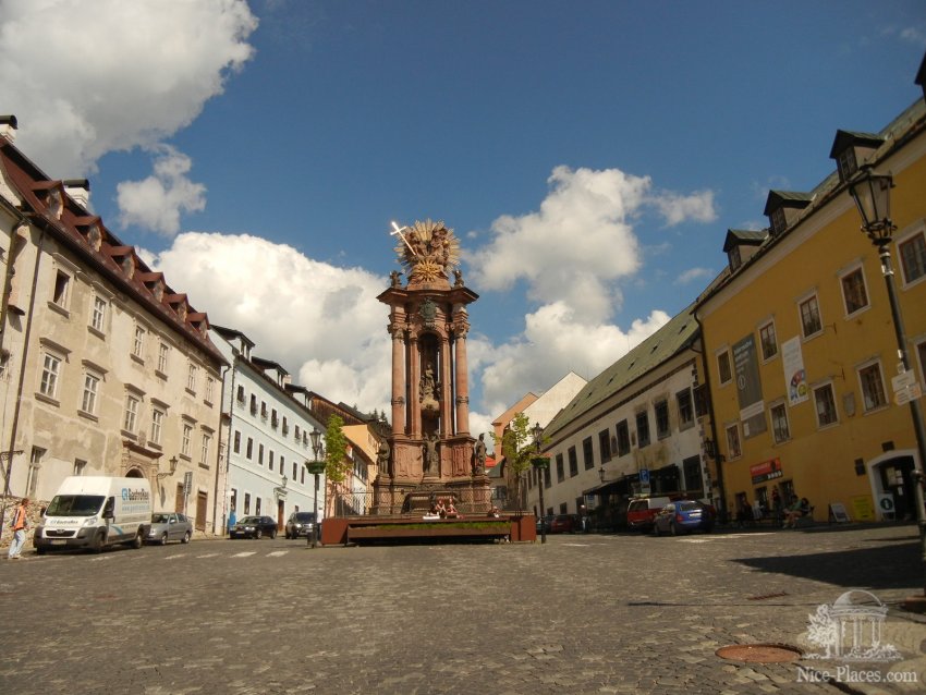 Фото достопримечательностей Словакии: Плошадь Святой Троицы в Банской Штявнице